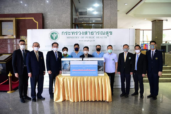 รูปประจำเรื่อง: สสวท. มอบกล่องอะคริลิคป้องกันเชื้อฟุ้งกระจายให้กระทรวงสาธารณสุข