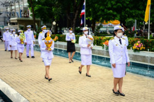 วางพานพุ่มดอกไม้ถวายราชสักการะ พระบิดาแห่งวิทยาศาสตร์ไทย