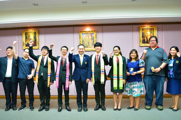 รูปประจำเรื่อง: เด็กไทยคว้า 4 เหรียญทองแดง คอมพิวเตอร์โอลิมปิก 2563 IOI 2020 Online