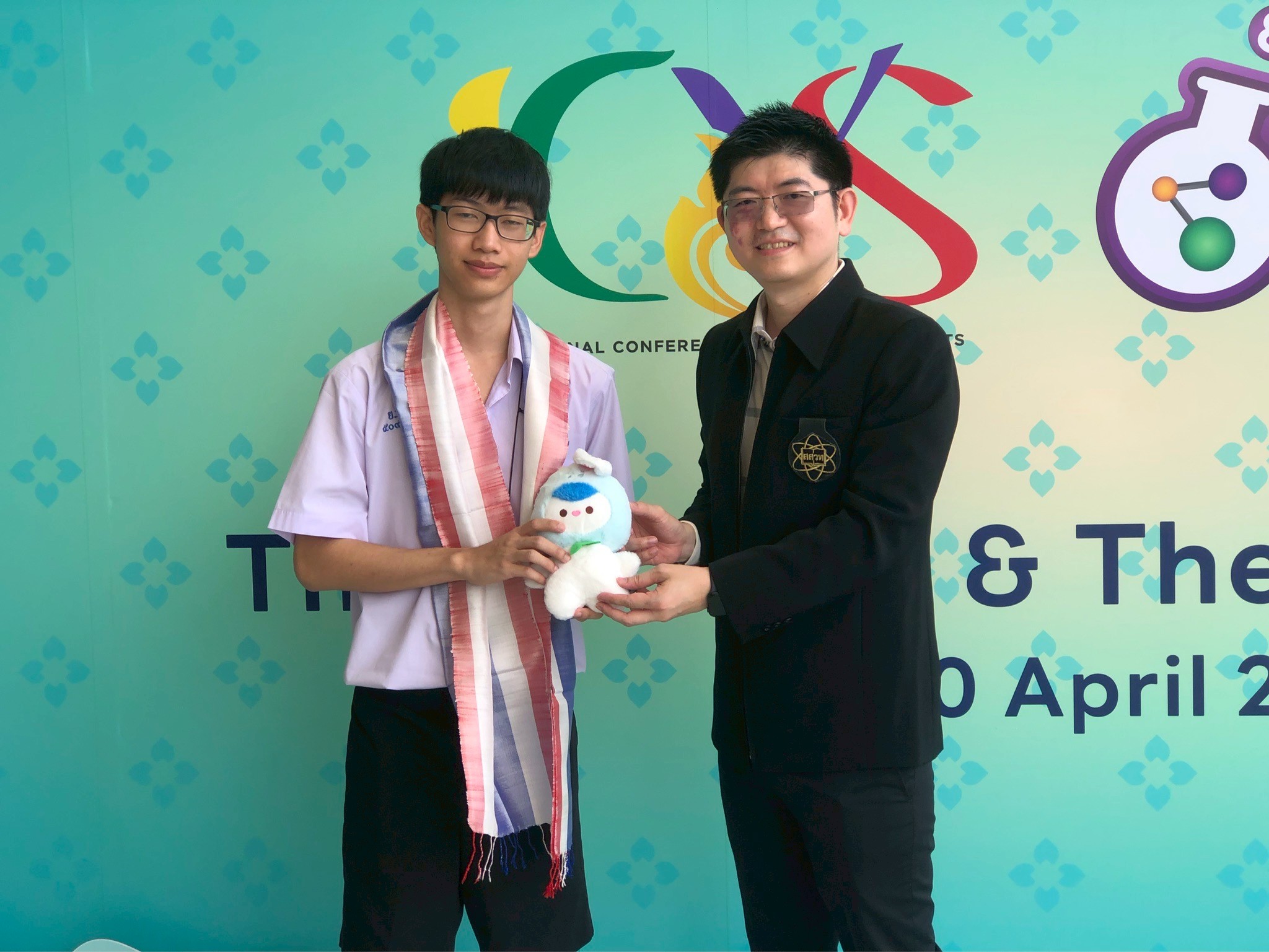รองศาสตราจารย์ ดร.ธีระเดช เจียรสุขสกุล ผอ. สสวท. ให้กำลังใจกับ ผู้แทน ICYS2025