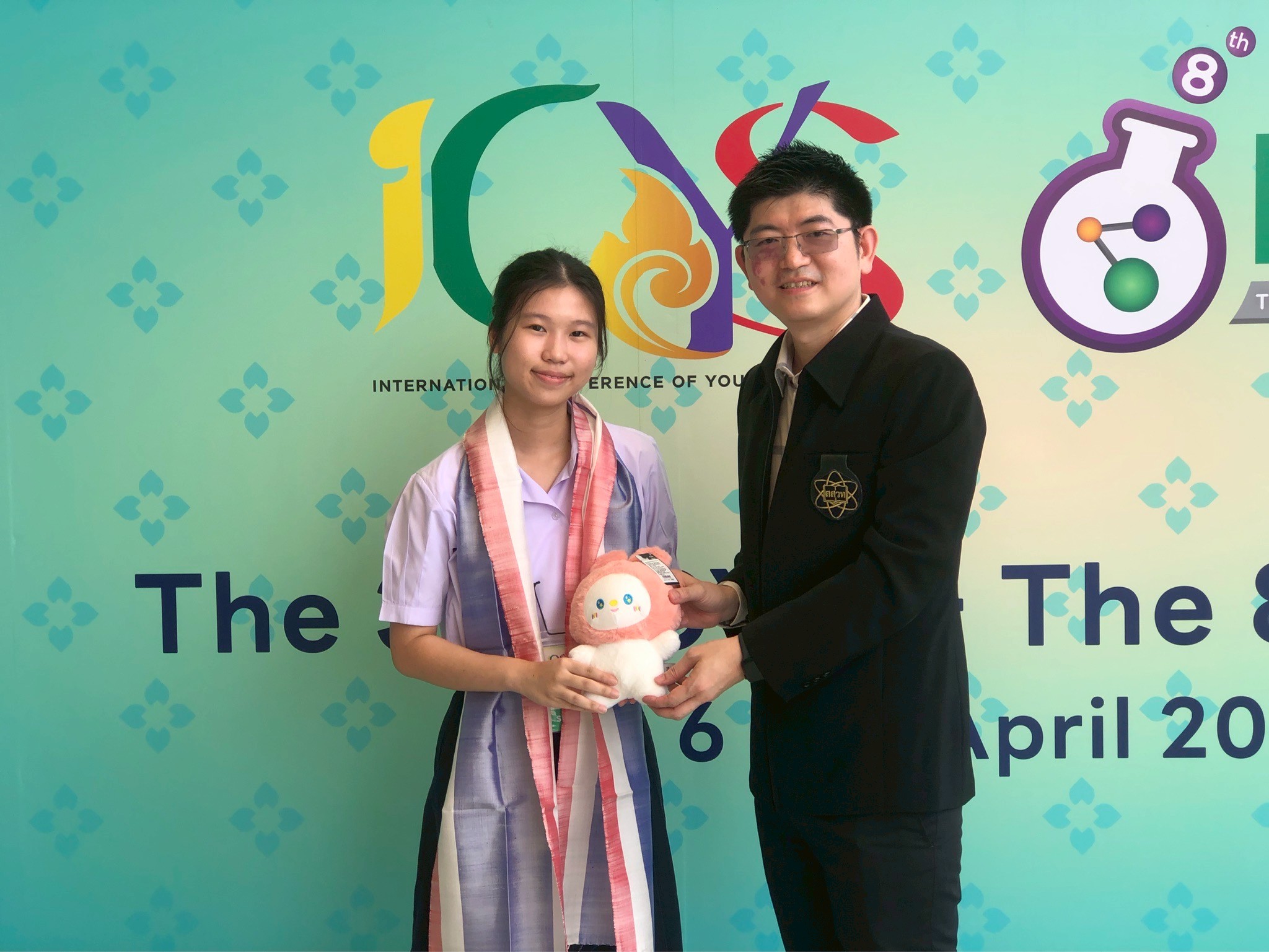 รองศาสตราจารย์ ดร.ธีระเดช เจียรสุขสกุล ผอ. สสวท. ให้กำลังใจกับ ผู้แทน ICYS2025