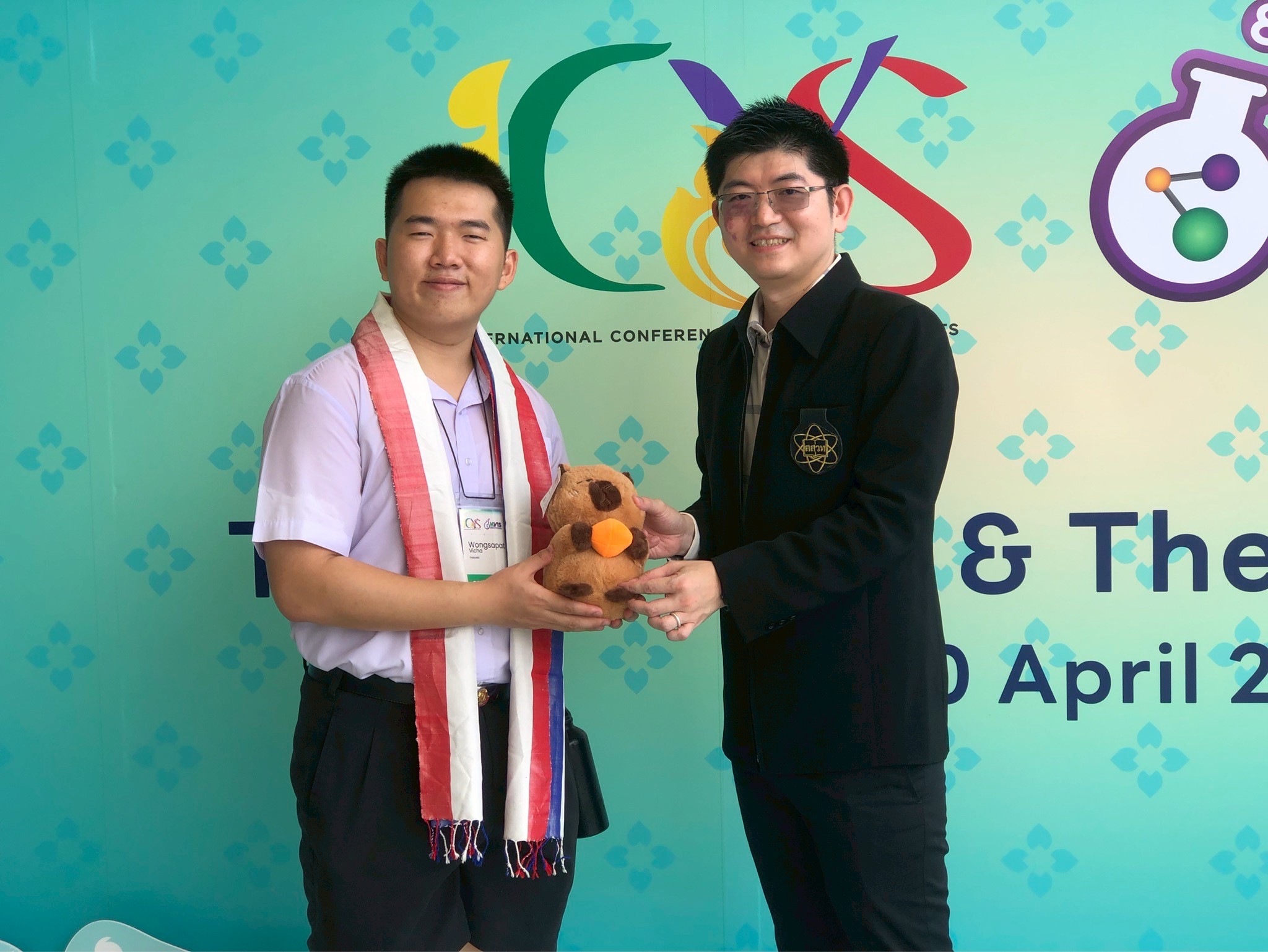 รองศาสตราจารย์ ดร.ธีระเดช เจียรสุขสกุล ผอ. สสวท. ให้กำลังใจกับ ผู้แทน ICYS2025